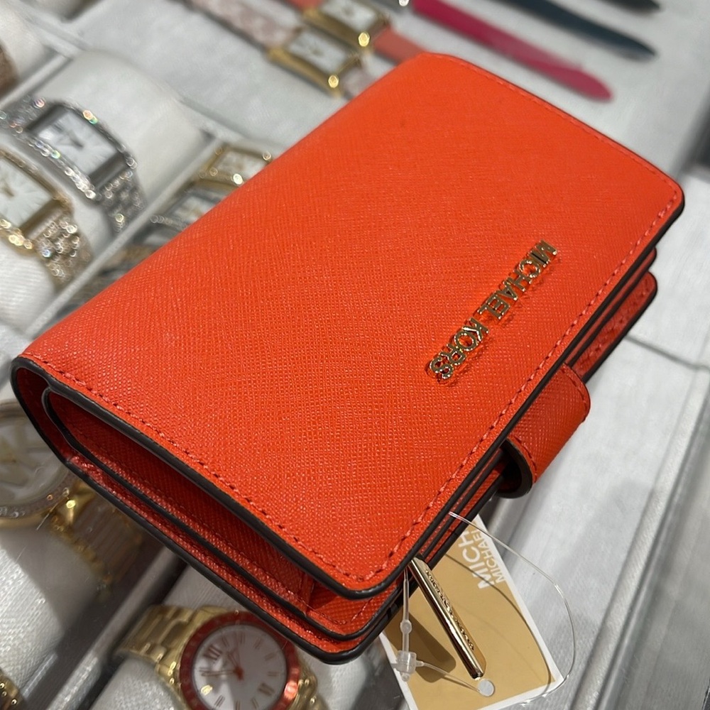 Michael Medium Crossgrain Leather Bifold Wallet
Red Clay 
NWT - Picture 13 of 16